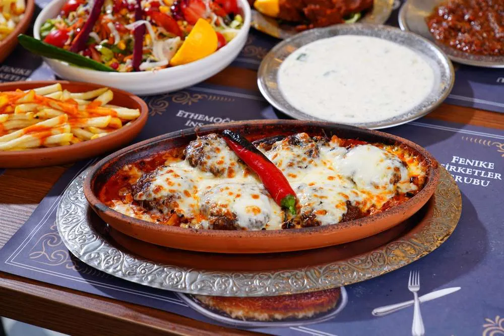 Kiremitte Kaşarlı Köfte